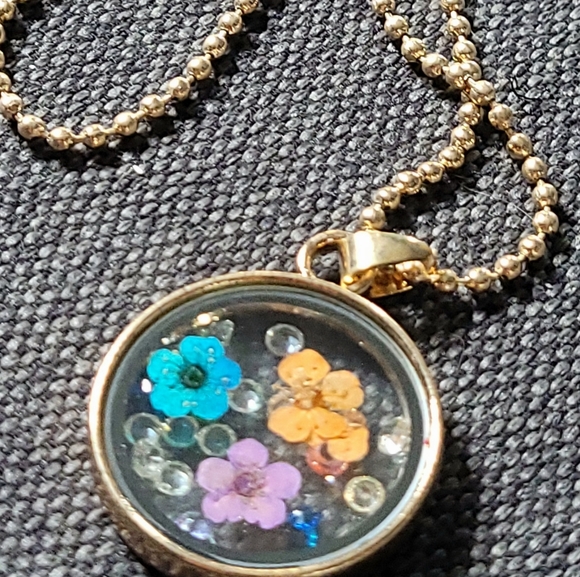 Gold Enclosed Flowers and Jewels Necklace - Picture 3 of 3
